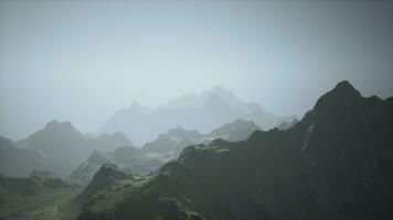 een nevelig berg reeks omringd door mist foto
