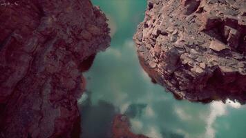 een verbijsterend rots vorming omringd door water van een vogelperspectief visie foto