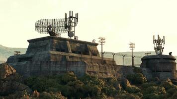 een leger bunker met antennes Aan top foto