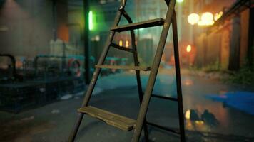 een houten ladder zittend in de midden- van een straat foto