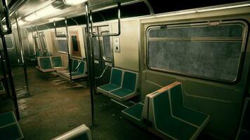 een leeg trein auto in de metro ondergronds foto