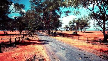 western Afrika snelweg weg door savanne woestijn foto