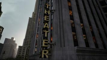 een theater teken Aan een hoog gebouw foto