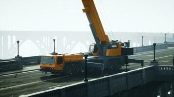 groot auto kraan Aan de brug onder vernauwing foto