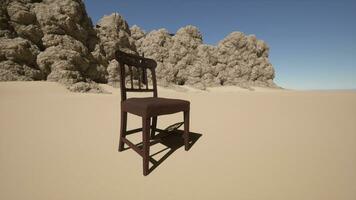een stoel zittend Aan top van een zanderig strand foto