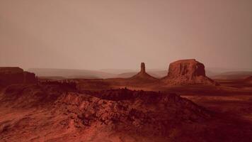 antenne visie van een betoverend woestijn landschap met een majestueus rots vorming foto