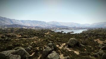 een sereen meer genesteld tussen majestueus bergen foto