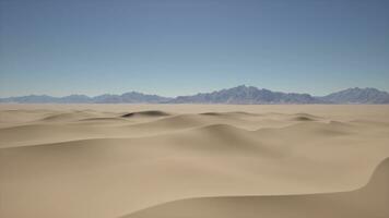 een woestijn landschap met bergen in de afstand foto