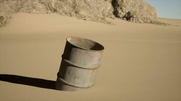 een vat zittend in de midden- van een woestijn foto