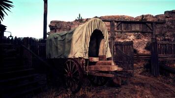 een authentiek western stad- met een rustiek gedekt wagon foto