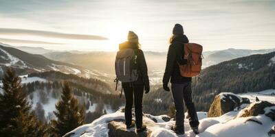 ai gegenereerd paar wandelen in bergen in winter. ai gegenereerd foto