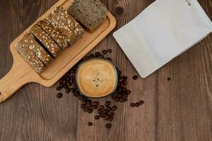 top visie, koffie beker, koffie gearomatiseerd brood plakjes met koffie bonen in de omgeving van foto