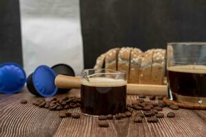 koffie beker, koffie gearomatiseerd brood plakjes met koffie bonen in de omgeving van foto