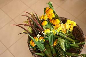 bloemen dat mensen brengen naar aanbidden naar bidden voor zegeningen foto