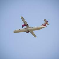 nieuw Delhi, Indië, april 16 2023 - privaat Jet nemen uit van indra Gandhi Internationale luchthaven Delhi, compact vlak huiselijk vliegtuig vliegend in de blauw lucht gedurende dag tijd foto