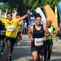 nieuw Delhi, Indië - oktober 15 2023 - vedanta Delhi voor de helft marathon ras na covid in welke marathon deelnemers over naar kruis de af hebben lijn, Delhi voor de helft marathon 2023 foto