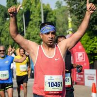 nieuw Delhi, Indië - oktober 15 2023 - vedanta Delhi voor de helft marathon ras na covid in welke marathon deelnemers over naar kruis de af hebben lijn, Delhi voor de helft marathon 2023 foto