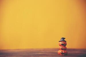 halloween-achtergrondconcept, op gele achtergrond foto