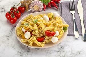 Italiaans pasta met Mozzarella en tomaat foto