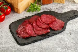 gerookt rundvlees vlees - pastrami plakjes foto