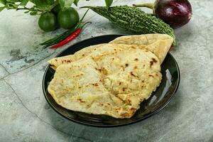 Indisch tandori brood - naan met kaas foto