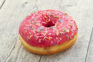 zoete geglazuurde struwberry donut met glazuur foto