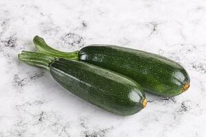 gesneden rauw jong groen courgette foto