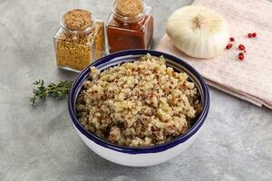 veganistisch keuken - gekookt quinoa ontbijtgranen foto