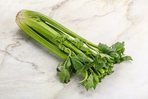 veganistisch keuken - selderij stengels met blad foto