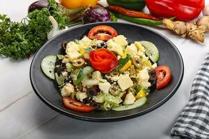 Grieks salade met feta, tomaat en komkommer foto