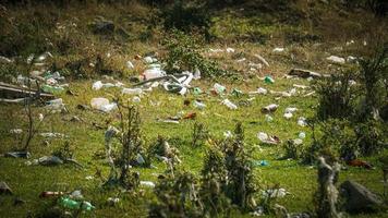 afval aan de rivier - afval aan de oevers van de rivier foto