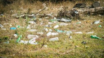 afval aan de rivier - afval aan de oevers van de rivier foto