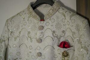 gouden kleur Sherwani broche van een Indisch bruidegom foto