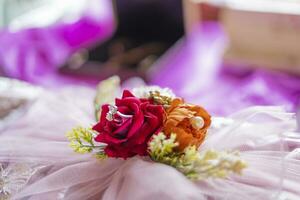 boeket van vers rood rozen in Indisch bruiloft foto