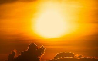 mooi gouden zonsondergang lucht. dramatisch geel en oranje lucht Bij zonsondergang tijd. vredig en rustig tafereel. gouden zonsondergang lucht met een majestueus zon. gouden zonsondergang lucht met een groot zon. toneel- landschap. foto