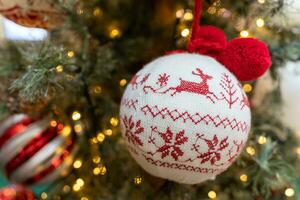 detailopname visie van de Kerstmis ornamenten hangende Aan de Kerstmis boom. foto