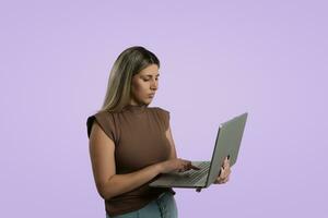 jong vrouw gebruik makend van laptop Aan gekleurde achtergrond foto