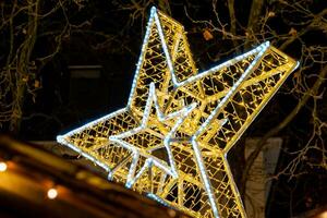 een verlichte Kerstmis ster Aan een dak foto