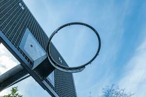 basketbal mand gemaakt van metaal foto