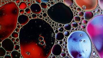 abstract kleurrijk voedsel olie druppels bubbels en bollen vloeiende Aan water oppervlakte foto