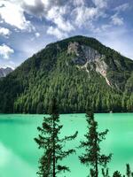 lago di braies meer dolomieten Italië foto