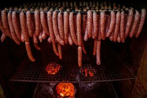 maken werkwijze van Thais traditie varkensvlees worst in houtskool oven foto