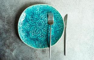 minimalistische tafelsetting met bord en bestek foto
