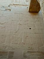 Egyptische Verlichting gesneden muur en schilderij hiërogliefen Aan plafond in Karnak tempel, Egypte foto