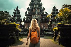 ai gegenereerd jong vrouw met rugzak staand in voorkant van pura besakih tempel in Bali, Indonesië, toerist vrouw met rugzak Bij vakantie wandelen door de Hindoe tempel in Bali in Indonesië foto