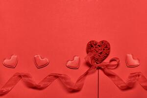 Valentijnsdag dag blanco groet kaart met opengewerkt Valentijn hart met nylon- lintje. rood monochroom romantisch achtergrond foto