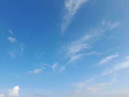 mooi wit wolken Aan diep blauw lucht achtergrond. groot helder zacht pluizig wolken zijn Hoes de geheel blauw lucht. hemellandschap Aan lombok eiland, Indonesië foto