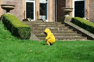 schattig Aziatisch Pakistaans baby ahmed mustafin haider is genieten van de mooi zonnig dag Bij afweren openbaar park van luton stad- van Engeland uk. beeld was gevangen genomen Aan 03-april-2023 foto