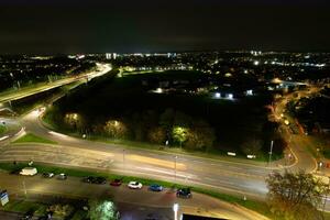 antenne visie van Brits snelwegen en verkeer Bij nacht foto