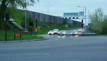 Brits weg en verkeer gedurende avond Bij luton stad- van Engeland uk. april 26e, 2023 foto